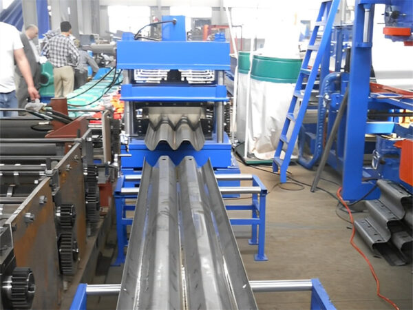 Máquina de barandas de carretera de tres ondas