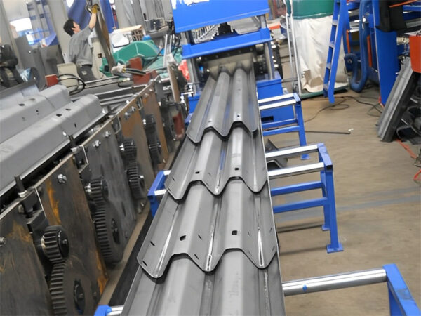 Three waves highway guardrail machine - Imagen 3