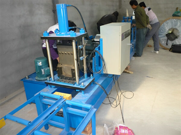 Máquina perfiladora de canalones