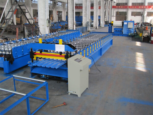 Máquina perfiladora de paneles trapezoidales
