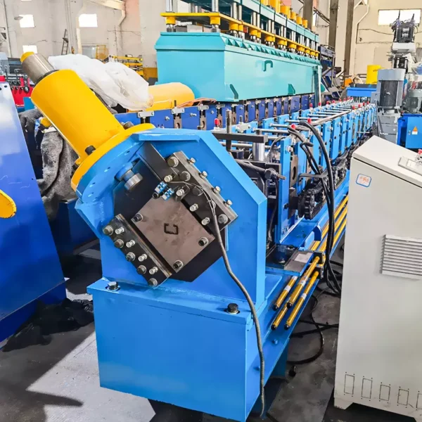 Máquina formadora de rollos de sección de arriostramiento C