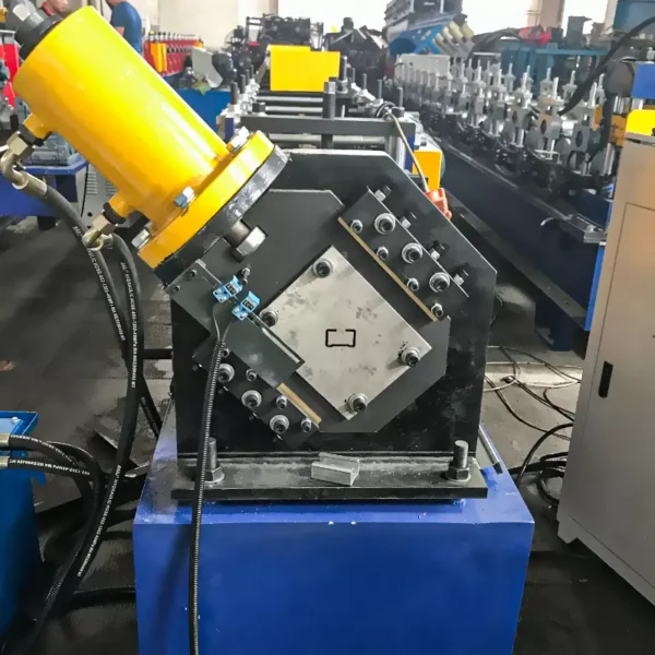 Máquina formadora de rollos de sección de arriostramiento C