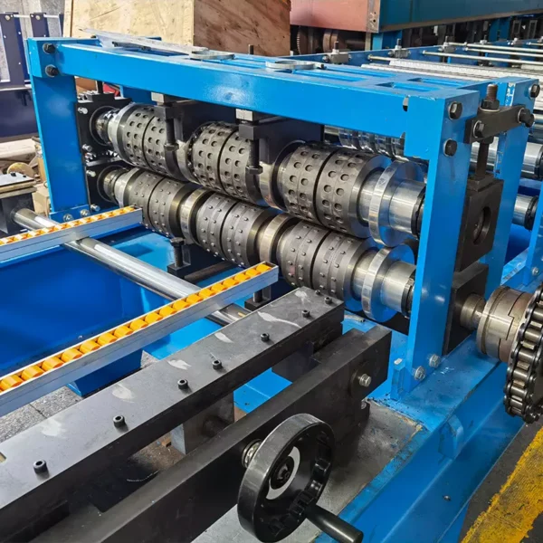 Máquina formadora de rollos de cubierta de piso